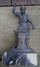 Alte Gussfigur, Schmied mit