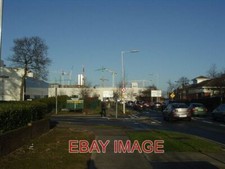 FOTO BURTON HALL AVENUE UND IHRE KREUZUNG MIT ARENA ROAD. KRÄNE IN DER FERNE