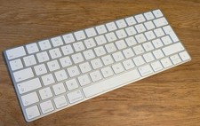 Apple Magic Keyboard Bluetooth Tastatur A1644 - Silber/Weiß, Deutsch