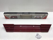 Heckblende Kennzeichenblende rot für Mercedes W124 NOS