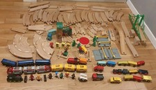 Holzeisenbahn Konvolut - Brio Ikea etc. - Züge Figuren etc. - Holzspielzeug