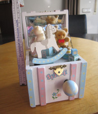 GILDE Spieluhr rar m. beweglichem Schaukelpferd rosa/weiß/hellblau HOLZ sammler