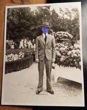 Mann im Anzug mit Hut in einem