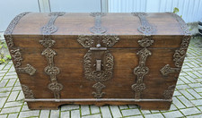 schöne Buckeltruhe Aussteuertruhe mit Eisenbeschlägen Eiche Barock mit Rollen