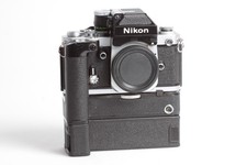 Nikon F2 Gehäuse Body Chrom analoge SLR + Nikon MD-3 + MB-2