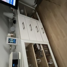 Weiße Holzkommode mit 4