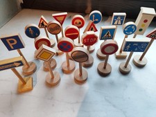 Holzspielzeug Set - Verkehrsschilder, eine Ampel