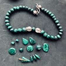 Lot Schmucksteine und Kette