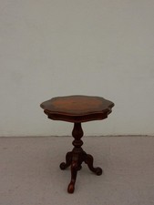 Antiker Beistelltisch mit Intarsien – florales Motiv