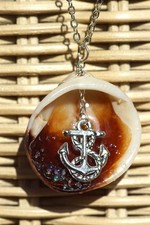 Modeschmuck, silberfarbene Kette mit Muschelanhänger