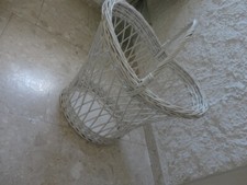 Wäschekorb mit dem Charme der 70iger Jahre weiß Korbgeflecht