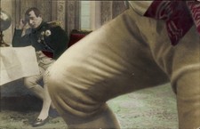 Ak Napoleon in Uniform, Tisch