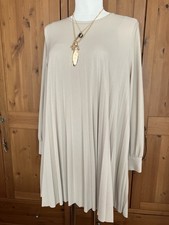 H&M, Schwingendes Kleid