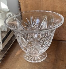 Antike schale auf fuß pokal - schale,