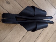 COS, schwarze Lederschlappen