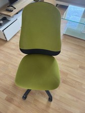 Grüner Drehstuhl mit Rollen