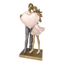 Paar mit Herz stehend