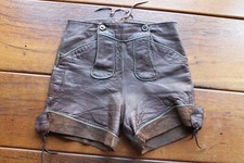 Schöne kurze schokobraune