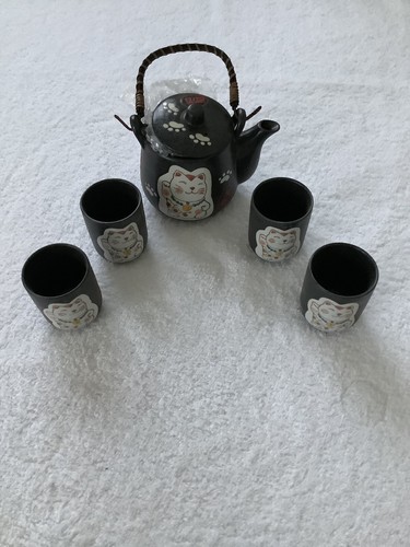 H017 the maneki neko - -,
