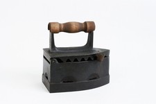 Antikes Kohleneisen altes Tuch