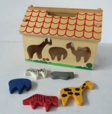 Kleinkinder Holz-Spielwaren 2+ Farben- und Formenspiel Motorik Stall Tiere Spiel