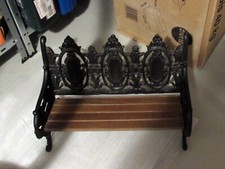 Puppenbank Holz Gusseisengestell Teddybank Sitzbank