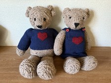 2 selbst gestrickte Teddy