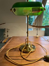 Klassische Bankerlampe mit grünem Glasschirm
