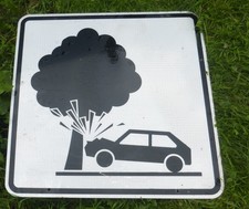 altes Verkehrsschild Warnung