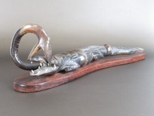 Skulptur Krokodil Mit Schlange