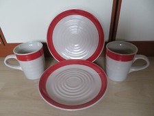 Geschirrset aus 2x Teller und 2x Tasse/Pott, roter Rand, Steingut oder Keramik?