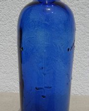 Alte blaue Glasflasche
