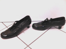 Schicke Lackleder Pumps mit Riemchen von Semler, Größe 11 UK = EU 45