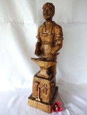 alte Holzfigur ca. 39,5 cm Holz Figur Schnitzerei Schmied / ev 676(44)