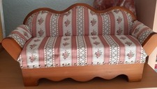 Hübsches Puppen-Sofa in  altrosa/hell gemustert, Holz /+ Nieten ca. 53 cm lang