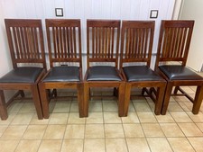 5 Vollholz-Stühle im Landhausstil aus Akazie nougatbraun mit schwarzen Polstern