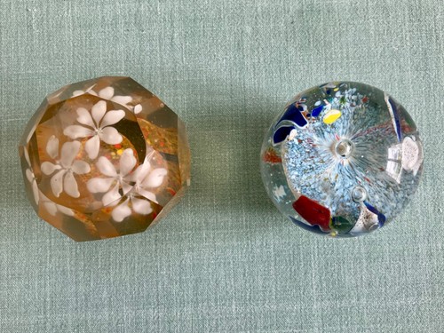 Zwei florale paperweights - zwei,