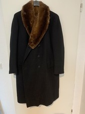 Schwarzer Wintermantel