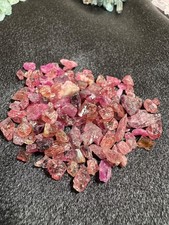 Bunter Turmalin Roh! Rot