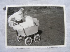 Foto Fotografie Schwarz Weiß alt 60er Jahre? Baby Bruder Geschwister Kinderwagen