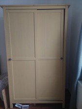 Gelber Kleiderschrank IKEA Hemnes mit Schiebetüren