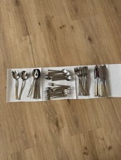 Elegantes Besteckset mit edler Goldverzierung