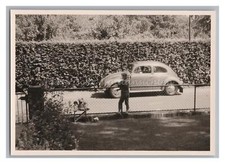 Schönes Foto von Mädchen mit Puppe Teddybären & VW-Käfer - Foto 1950er