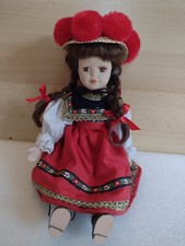 SCHWARZWALD puppe sitzend   höhe  ca 27 cm