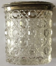 Kleine ovale Dose aus