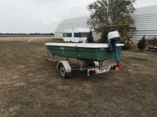 Angelkahn mit Außenboarder Forelle