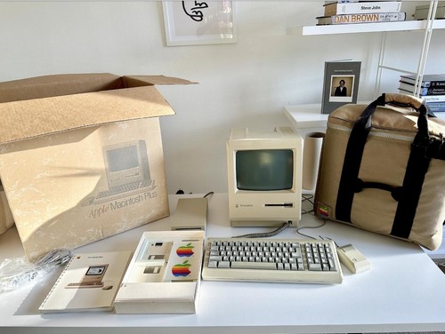 Apple macintosh plus with - apple,