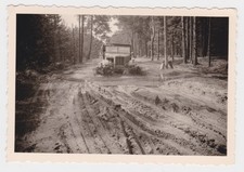 24936 Foto Wehrmacht Einheitsdiesel im Gelände mit oberkörperfreiem Soldaten