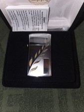 Zippo Slim mit Goldene Verzierung und Gravurfläche. 