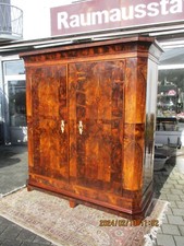 Louis Seize Kleiderschrank um 1790 in Nussbaum
